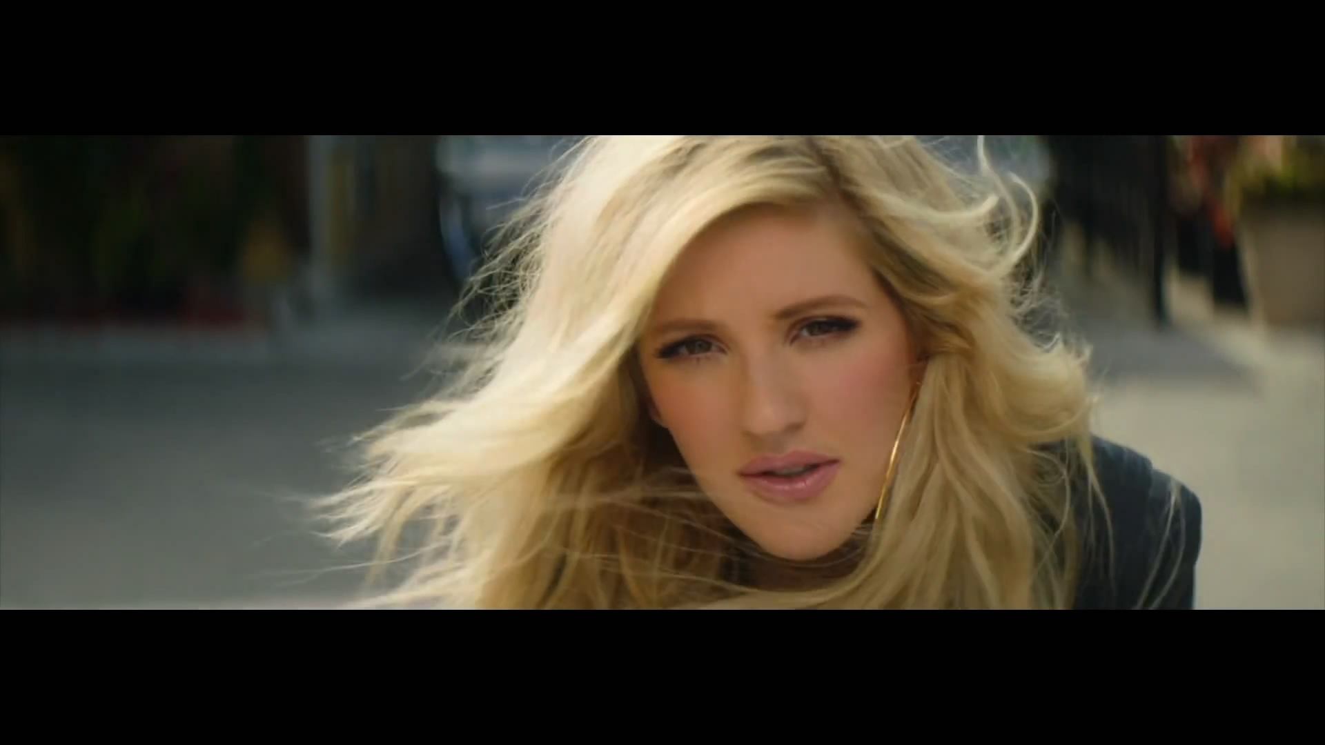 Европу видеоклипы. Ellie Goulding 2013. Элли Голдинг аутсайд. Элли Голдинг клипы. Начало эфира Европа плюс.